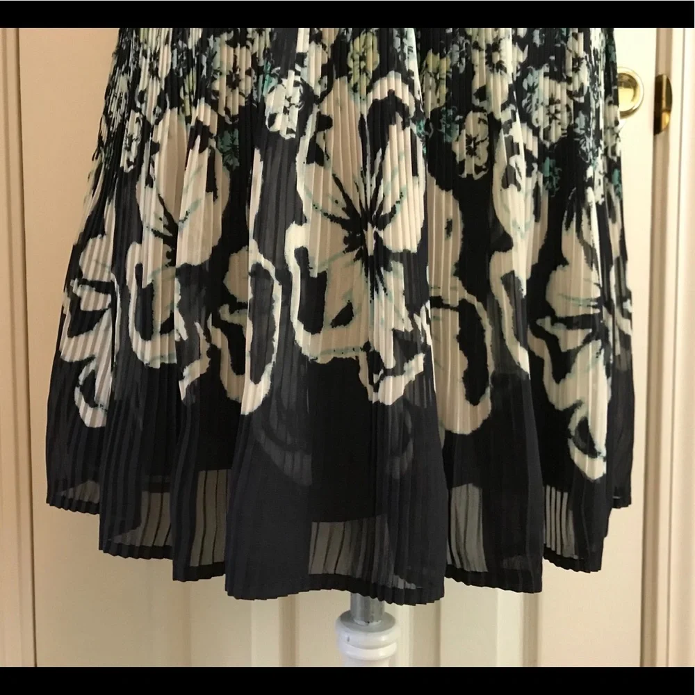💙Cute Navy Blue w/ Flower Print Dress - Picture 4 of 8